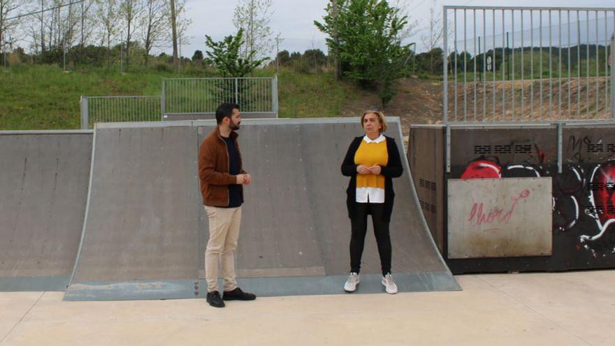 El alcalde, Samuel Falomir, y la concejala Ana Huguet visitaron el ‘skatepark’. | JAVIER NOMDEDEU