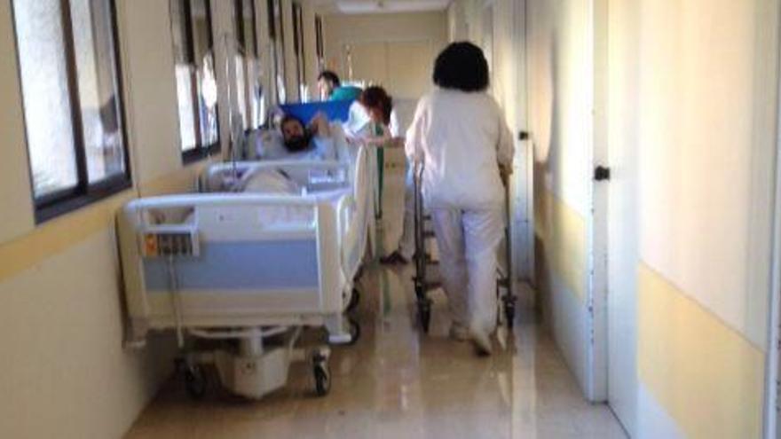 La falta de camas deja en los pasillos a los pacientes del hospital Peset