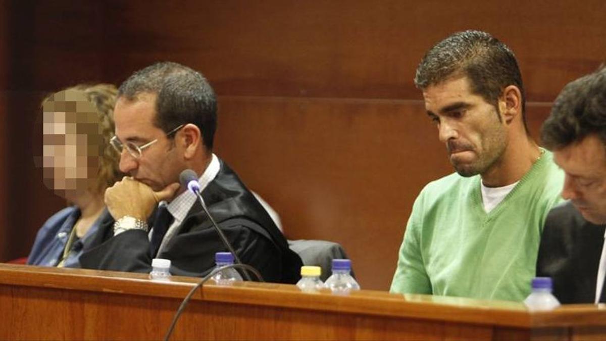 Triguero y su madre durante el juicio.