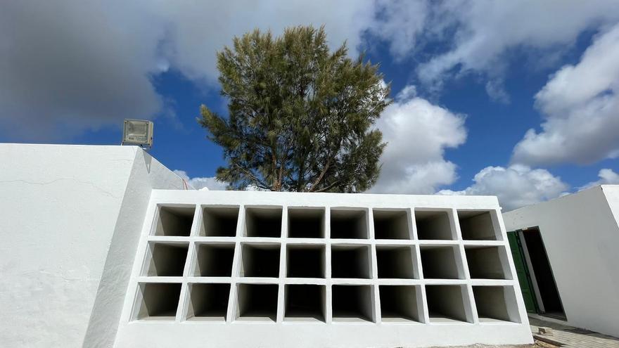 Tías recibe 48 nuevos nichos en el cementerio municipal