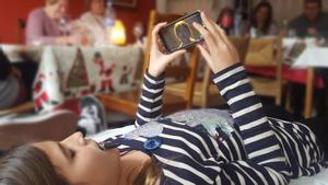 Nens i ús abusiu del mòbil: «L’autèntic problema és a casa, no a l’escola»