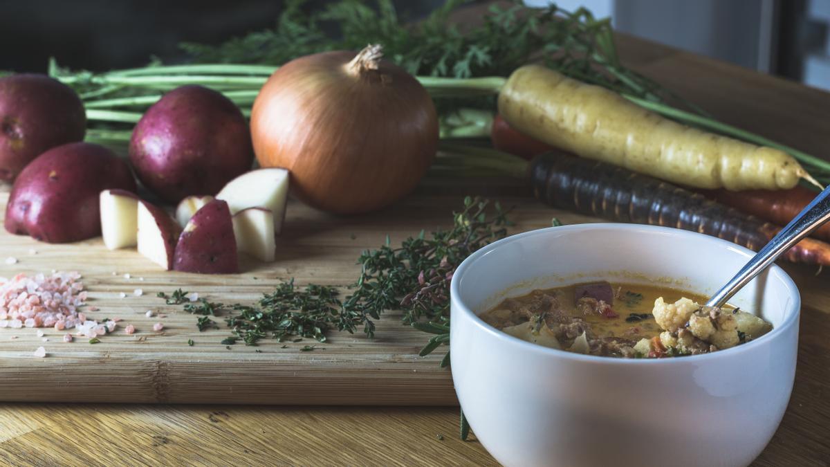 Esta sopa de verduras adelgazante te ayudará a quemar grasas.