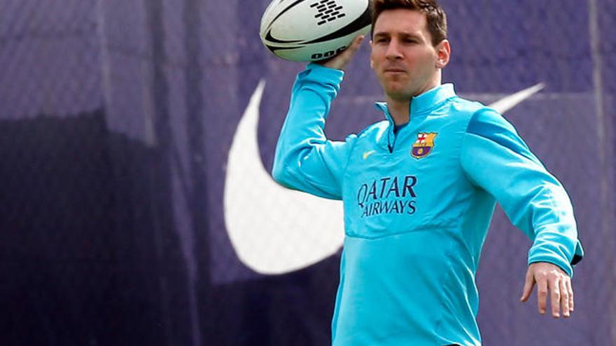 Messi juega un balón de rugby en el entreno de ayer // EFE