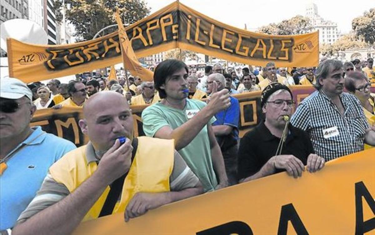 Un moment de la manifestació de taxistes de dimecres al centre de Barcelona.