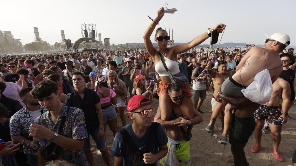 Espectadores en el Barcelona Beach Festival, en la playa del Fòrum de Sant Adrià, en 2022.