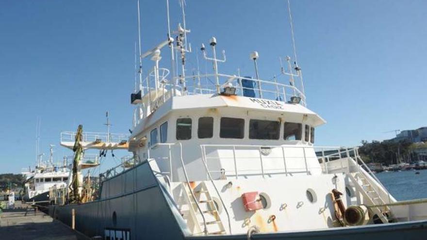 El pesquero &#039;Muxía&#039;, afectado por la retirada de licencia en Gran Sol, amarrado en el muelle de Oza. / 13fotos