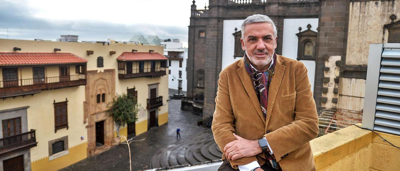 El candidato a rector, Lluís Serra, en el barrio de Vegueta. | | JOSÉ CARLOS GUERRA