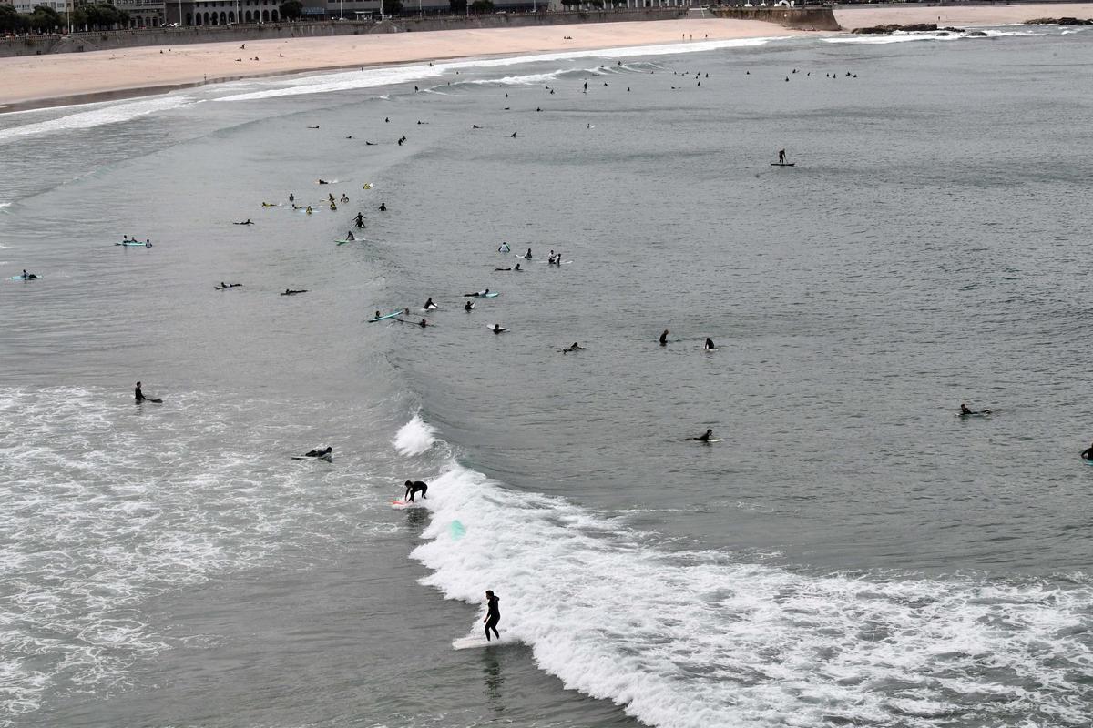 El oleaje en el Orzán anima a los surfistas de A Coruña a subirse a las tablas El oleaje en el Orzán anima a los surfistas de A Coruña a subirse a las tablas