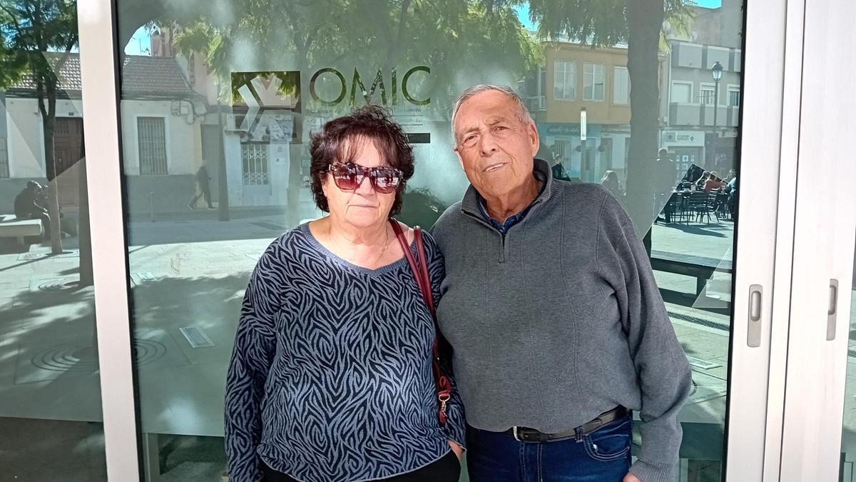 Mari Nieves y Vicente, delante de la oficina de la OMIC de San Vicente