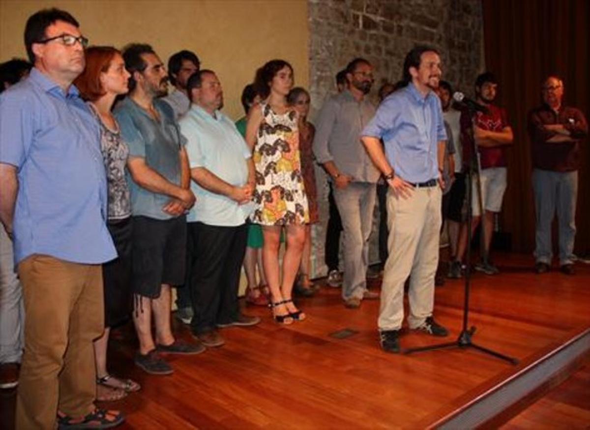 El secretario general de Podemos, Pablo Iglesias, interviene durante la presentación de la lista de confluencia para las generales, ayer en Barcelona.