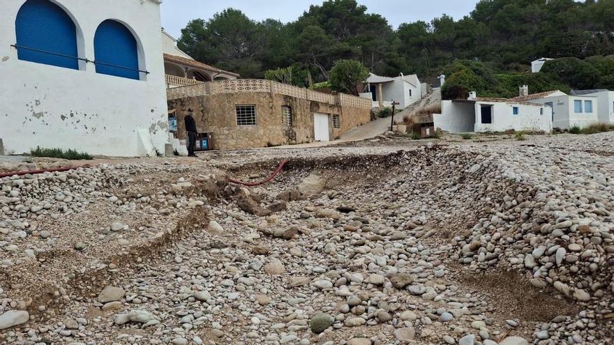El aguacero, un cuchillo: abre en canal la cala de la Barraca de Xàbia (vídeo)