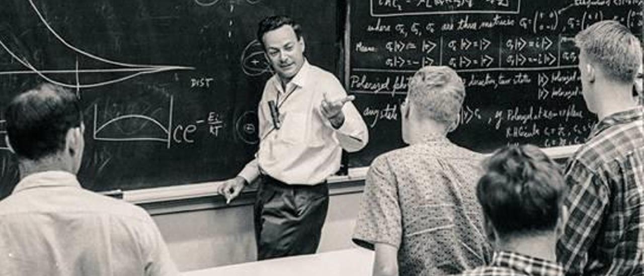 Richard P. Feynman explica sus célebres diagramas en el Instituto de Tecnología de California.