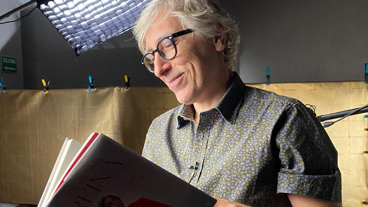 El cineasta David Trueba, en el rodaje de la docuserie ’Sofía y la vida Real’.