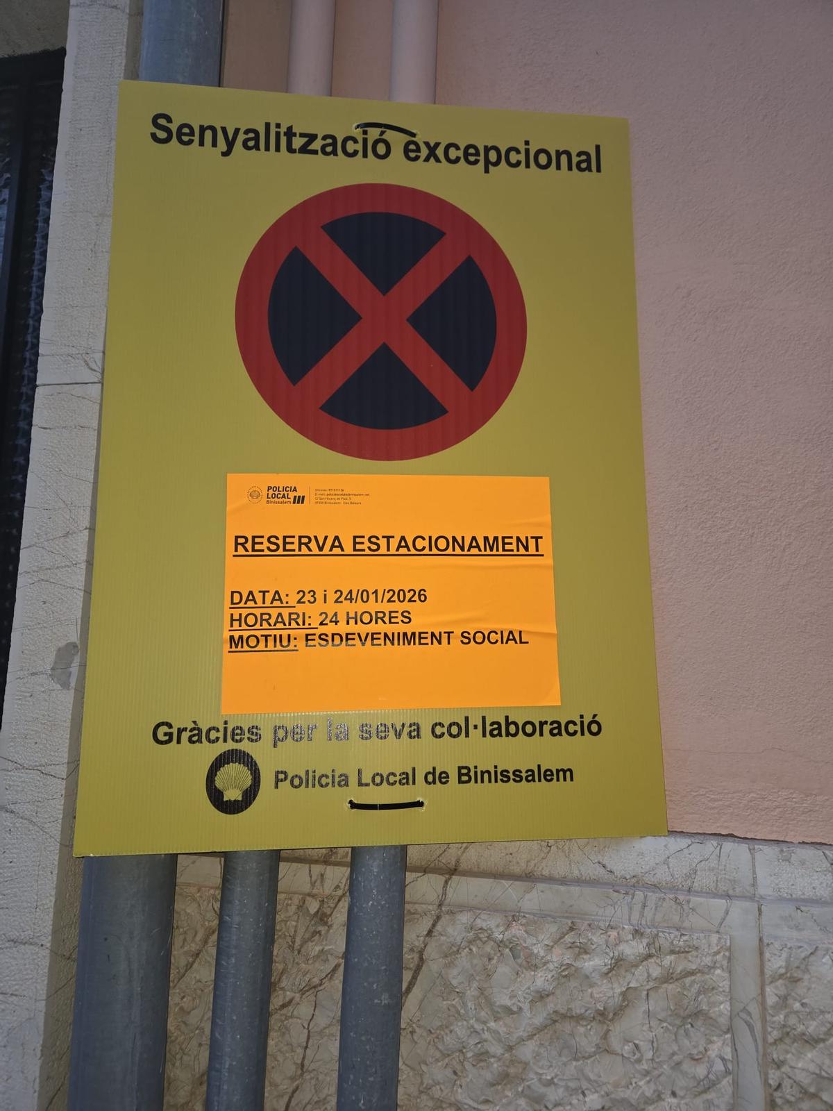 Señalización prohibiendo estacionar en la calle por un evento social.
