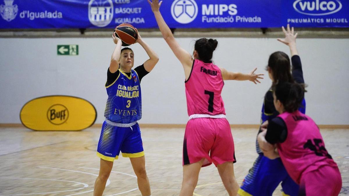 Èlia Compte intenta buscar una passada a a una jugadora interior