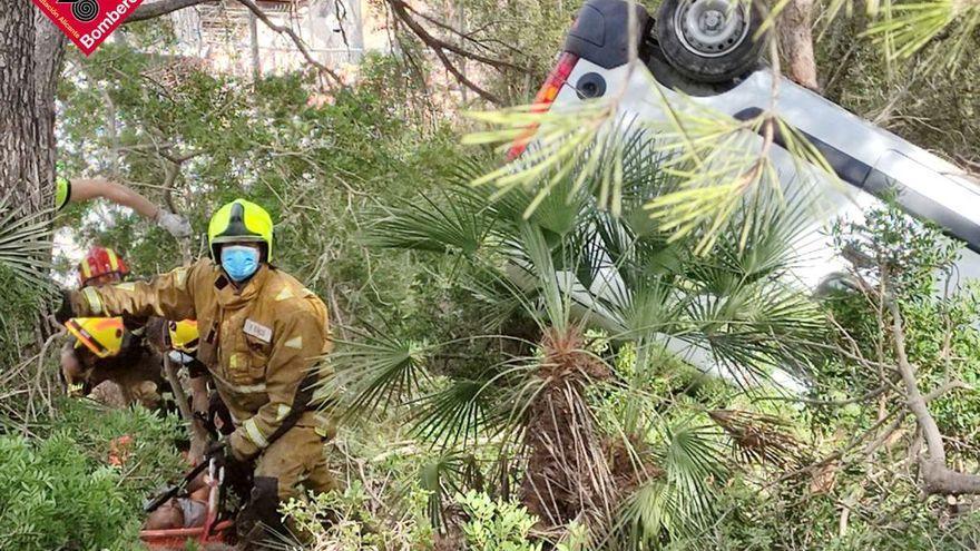 Se precipita en Dénia con su furgoneta tras parar a tomar una foto y no echar el freno