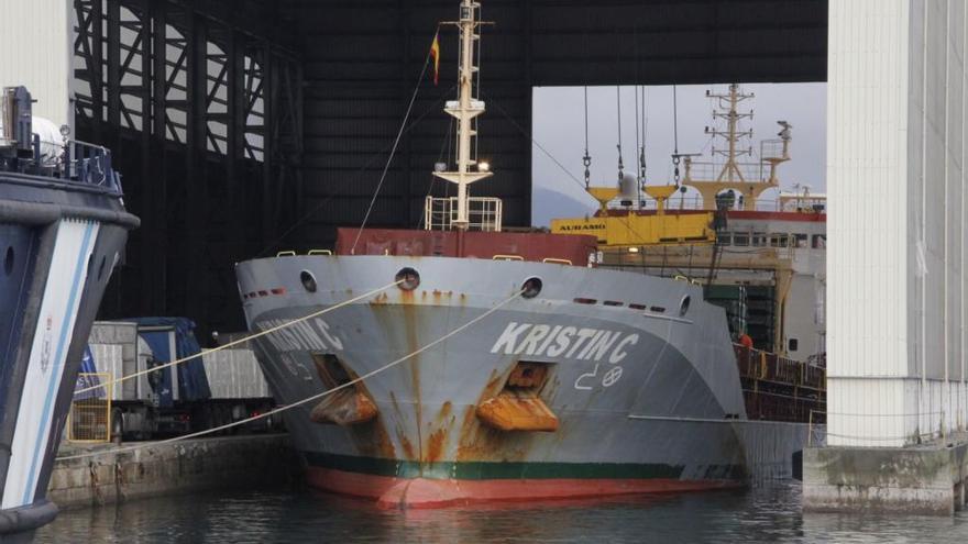 Barco KRISTIN C, con dos polizones a bordo en el Puerto de Marín. // Santos Álvarez