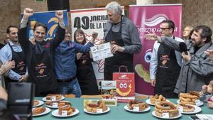 El exbaloncestista Fernando Romay entrega el premio al Mejor Torrezno 2024.