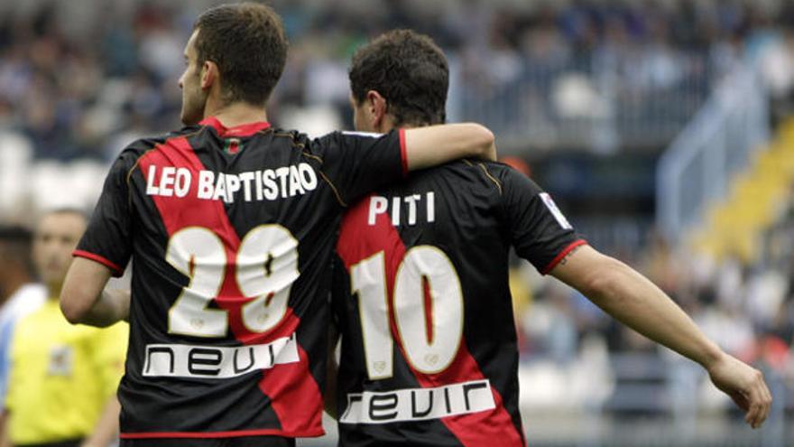 El delantero del Rayo Vallecano Francisco Medina &quot;Piti&quot; (d) recibe la felicitación de su compañero Leo Baptistao tras su primer gol ante el Málaga