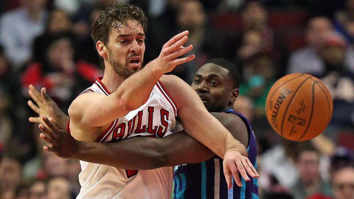 Pau Gasol y Jason Maxiell se disputan un balón en el partido que ha enfrentado a los Bulls y los Hornets en Chicago