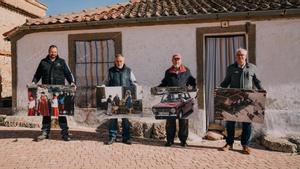 David, Pedro, Juan y Pedro posan en la fachada de la casa de Los Alcántara, situada en Arahuetes.