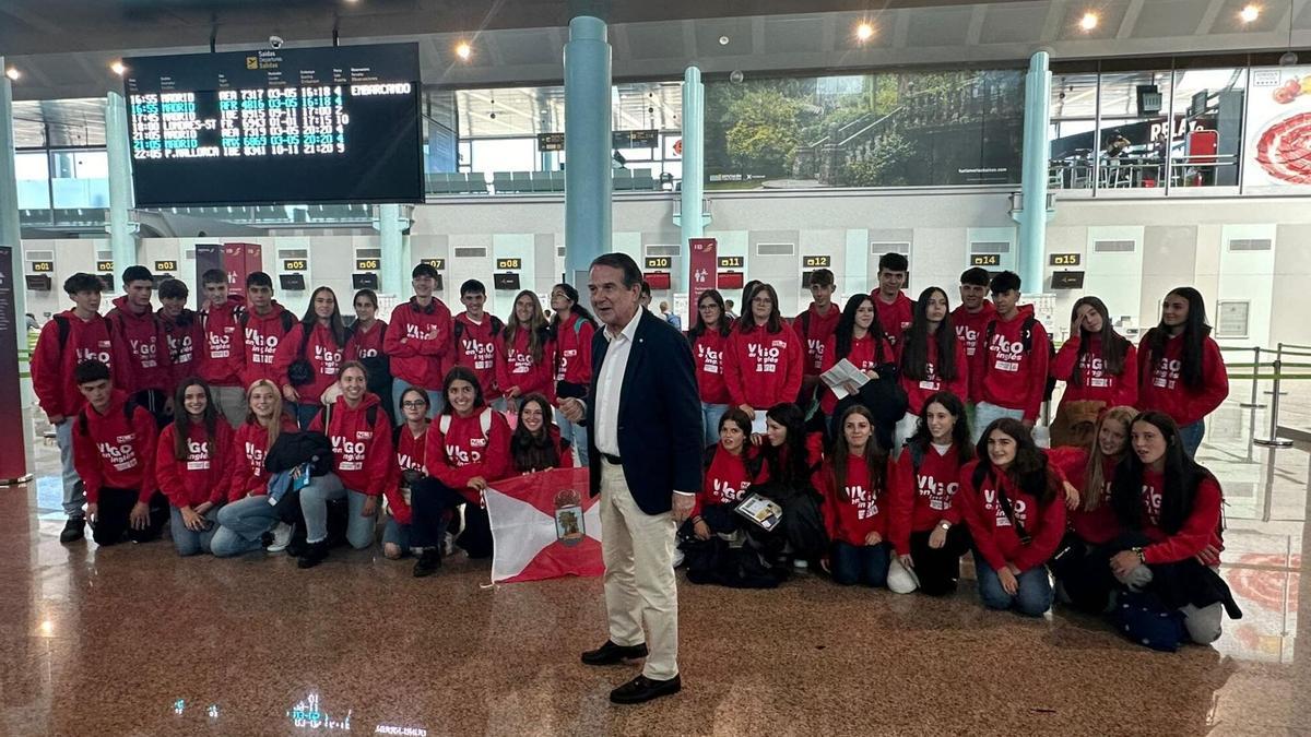 El alcalde de Vigo, Abel Caballero, despidiendo a un grupo de estudiantes en Peinador participantes en el programa de inmersión lingüistica Vigo en inglés