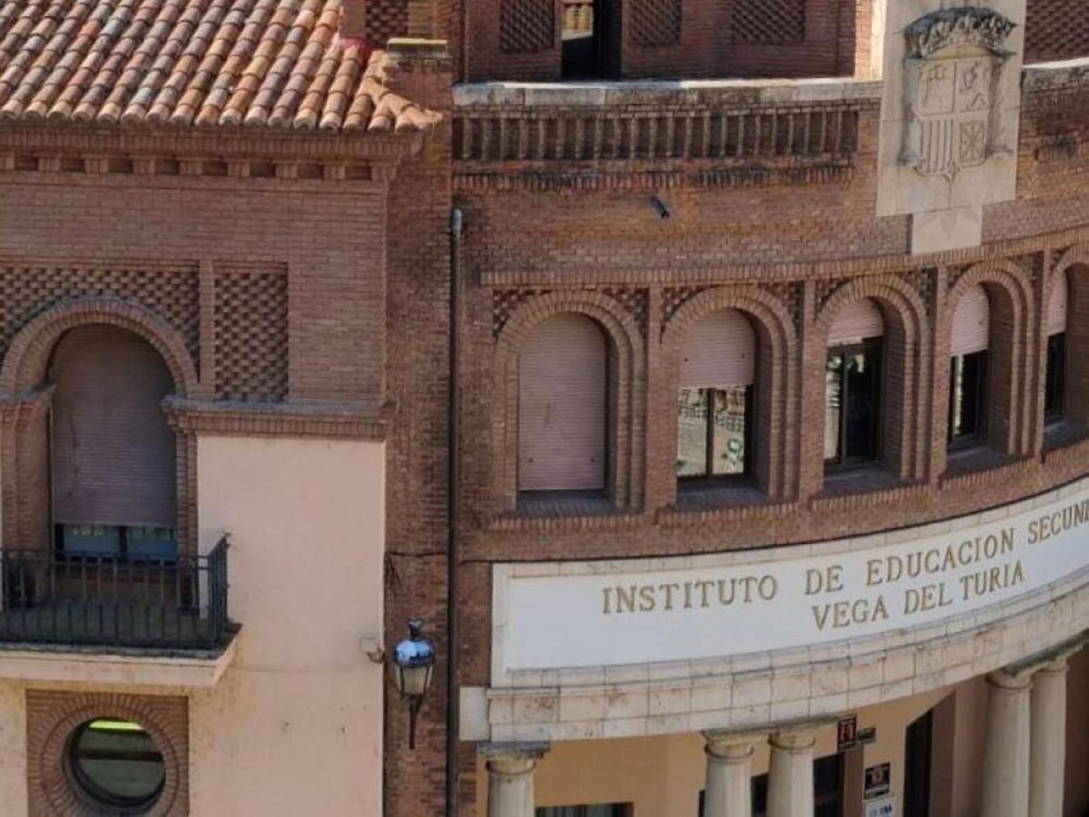 La fachada del IES Virgen de la Vega de Teruel.