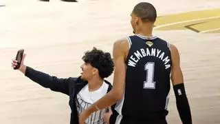 La NBA expulsa de por vida a dos aficionados que planearon un selfie con Wembanyama