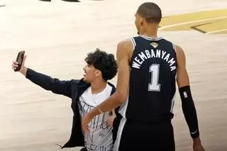 La NBA expulsa de por vida a dos aficionados que planearon un selfie con Wembanyama