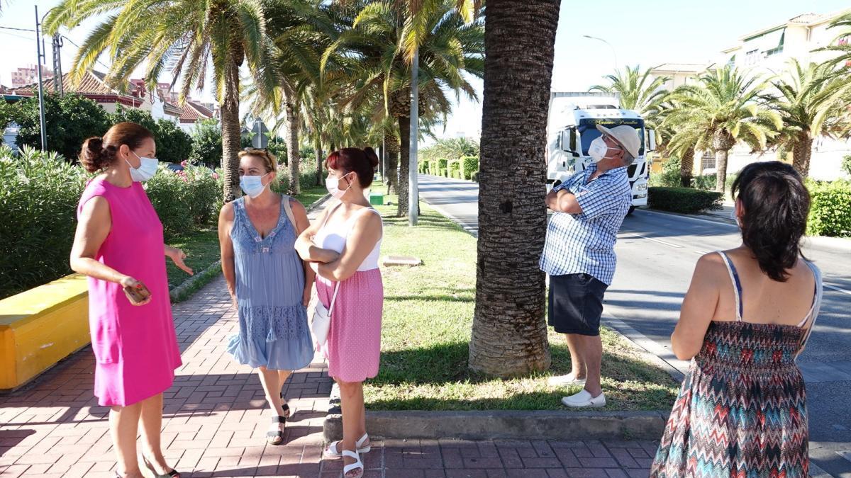 La concejala socialista Rosa de Mar Rodríguez con vecinos en Ciudad Jardín