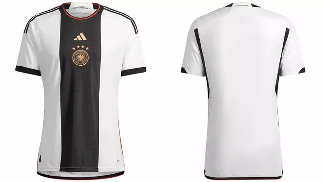 Alemania (local): La línea negra central atraviesa el blanco germán, y hospeda el logo y el escudo de la selección