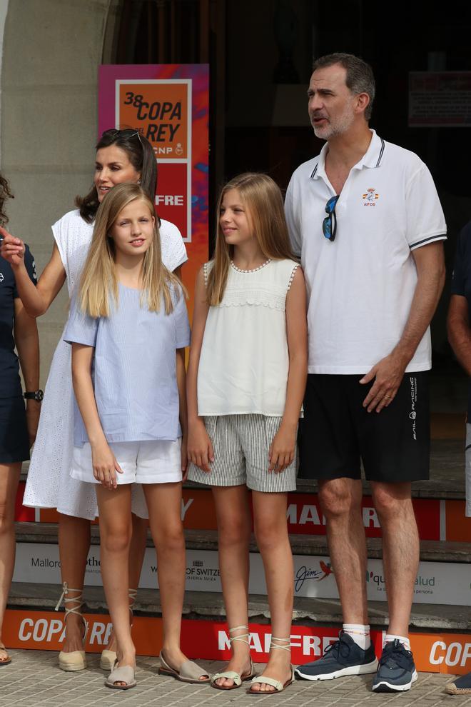 Los Reyes junto a sus hijas en Mallorca