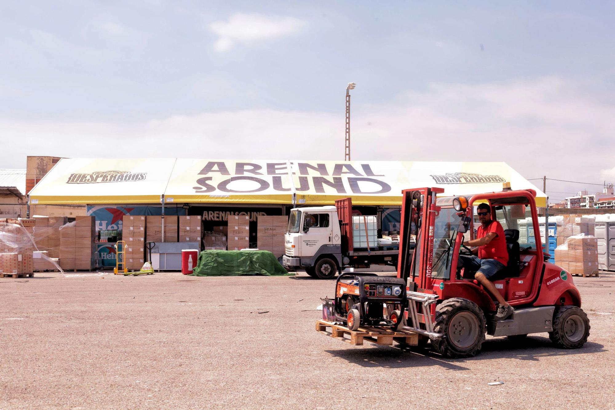 Durante los últimos días, equipos de operarios se afanan en el acondicionamiento de las instalaciones que acogerán el festival Arenal Sound en Burriana.