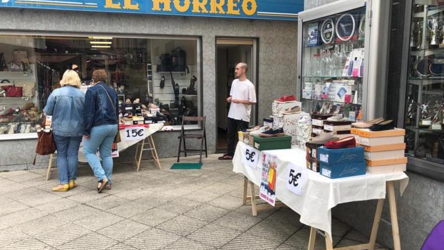 Productos en la calle, en una pasada Feria Urbana de Langreo.