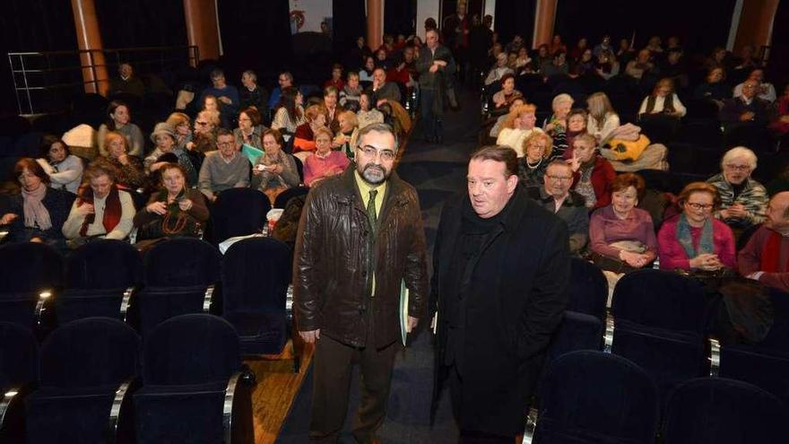 Una imagen de la conferencia que impartió en el Teatro Principal José Antonio Santiago. // G. Santos