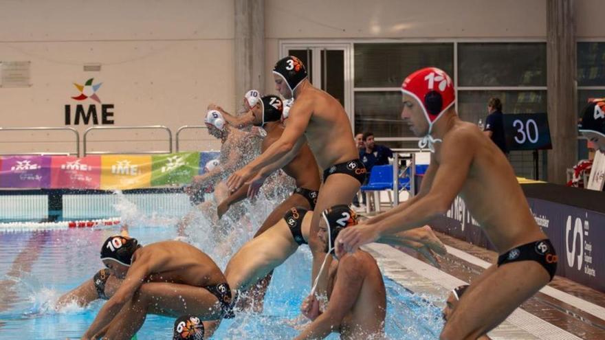 Los jugadores del Echeyde se lanzan al agua en la previa de la Copa.