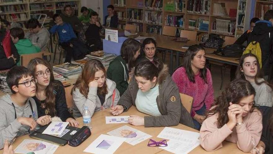 Alumnos del IES Manuel García Barros, ayer, participando en el &quot;Bingo machista&quot; para detectar micromachismos. // Bernabé / Ana Agra