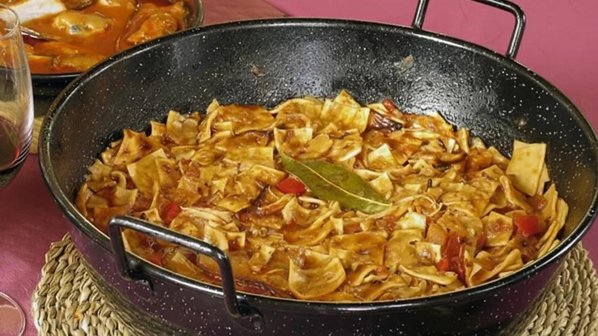 El gazpacho manchego es un plato de raíces pastoriles que resume la esencia de la cocina manchega: producto sencillo, cocción lenta y sabor auténtico.