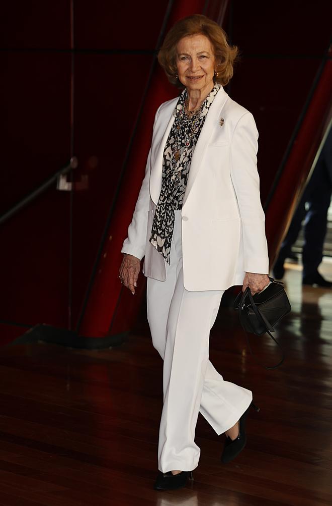 La reina emérita Sofía con traje blanco en Madrid