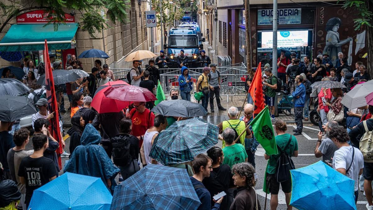 CRISIS VIVIENDA | Decenas de manifestantes presionan a Junts en su sede de Barcelona por la votación del ‘decreto Maricarmen’