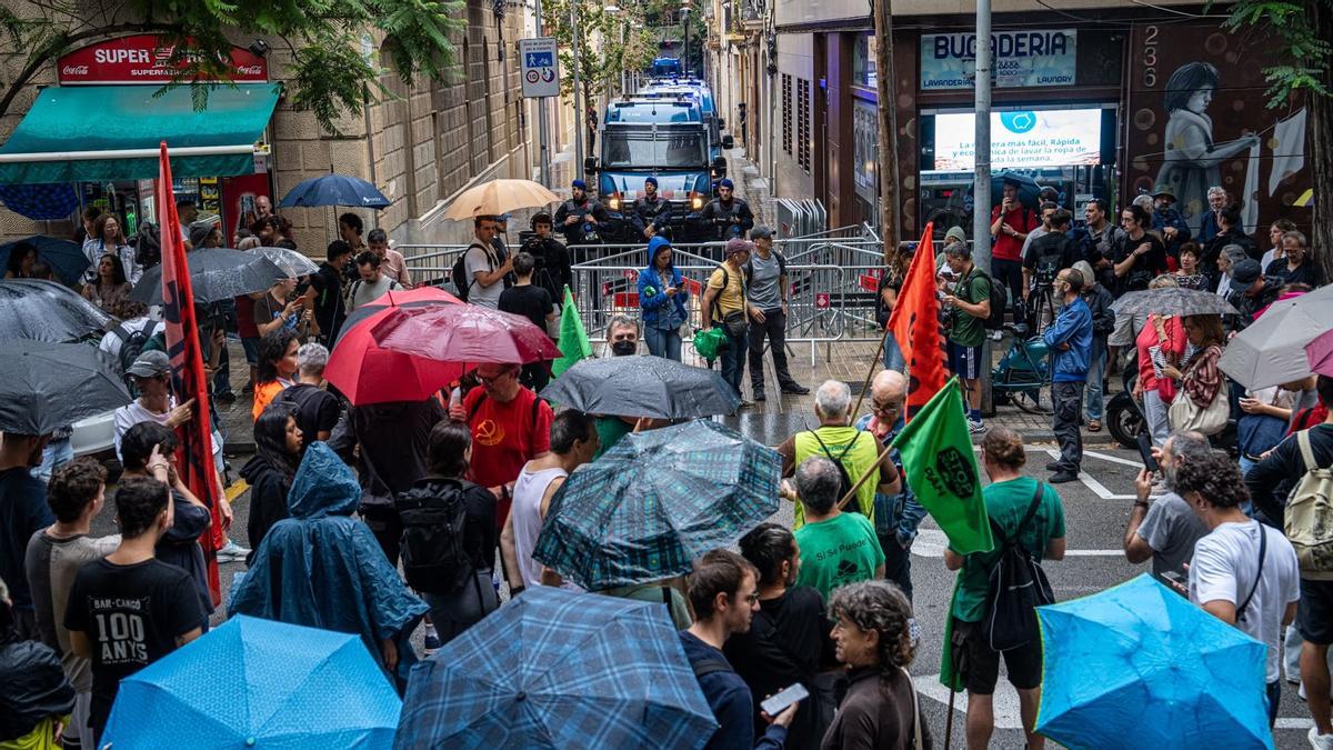 Unas 60 personas se concentran este mediodía ante la sede de Junts per Catalunya, en la calle Marina