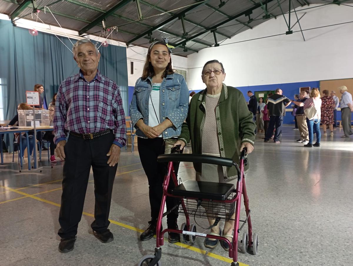 La familia formada por Juan García, Manuela Quintana y su hija María Jesús García siempre acude junta a votar. Elecciones municipales 28M.