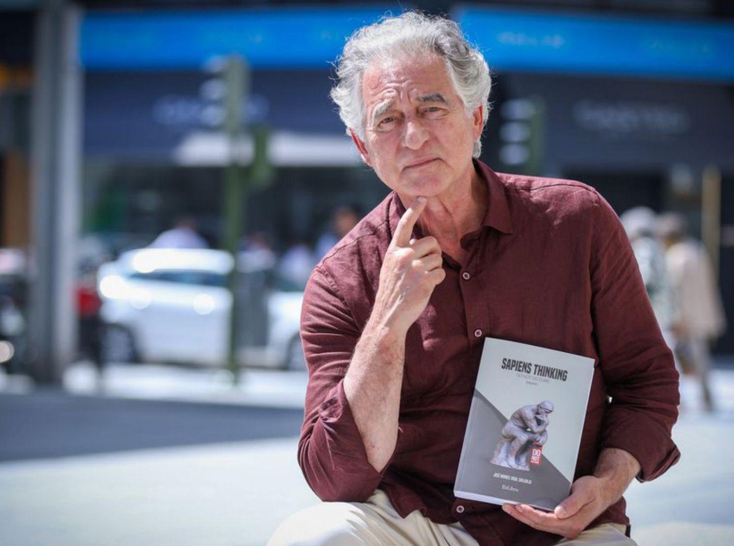 José Manuel Vidal posa con su libro. | | GERMÁN BARREIROS / ROLLERAGENCIA