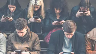 El 93 % de los jóvenes cree que debería cambiar sus hábitos tecnológicos