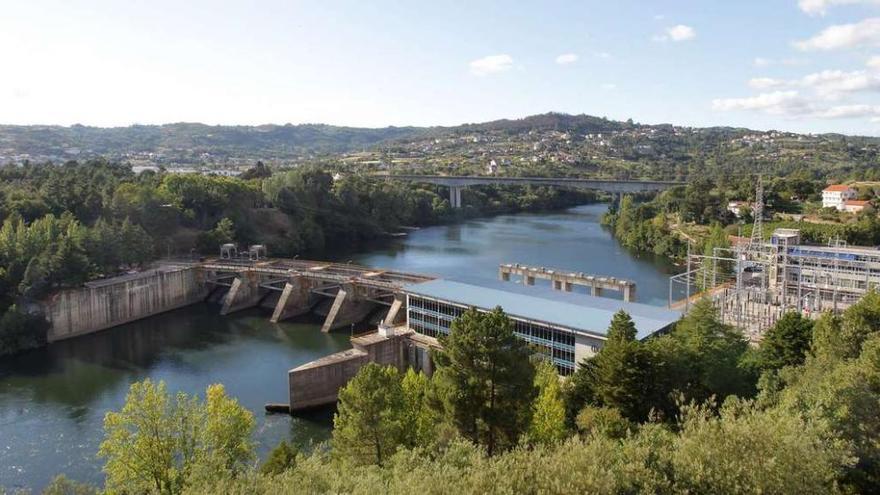 El paseo arranca en la ribera derecha de la presa de Velle, en la fimagen, y continúa hasta A Peroxa.