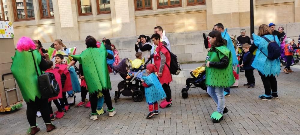 Desfile infantil del Antroxu en el Jovellanos
