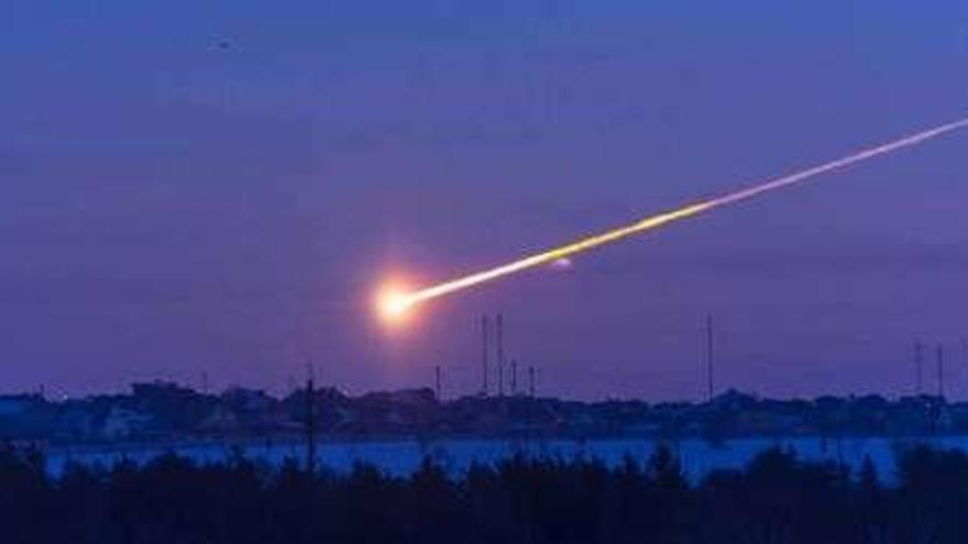 El meteorito, al cruzar el cielo sobre el mar de Bering.