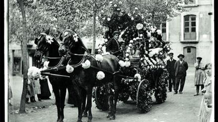 Cavall guarnit amb flors i ramades». La fotografia mostra els inicis de la Festa de l’Estany d’un caire burgès a començaments del segle passat. La signa el pioner fotògraf puigcerdanenc Juan Bertran, a través del qual es narra la mostra que avui s’inaugura al Museu de Llívia: Cerdanya Flashback, imatges d’abans i d’ara. La transformació del territori a través de la fotografia.