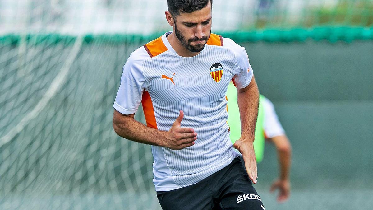 José Luis Gayà, durante el entremiento de ayer del Valencia CF en Paterna.  | VALENCIA CF