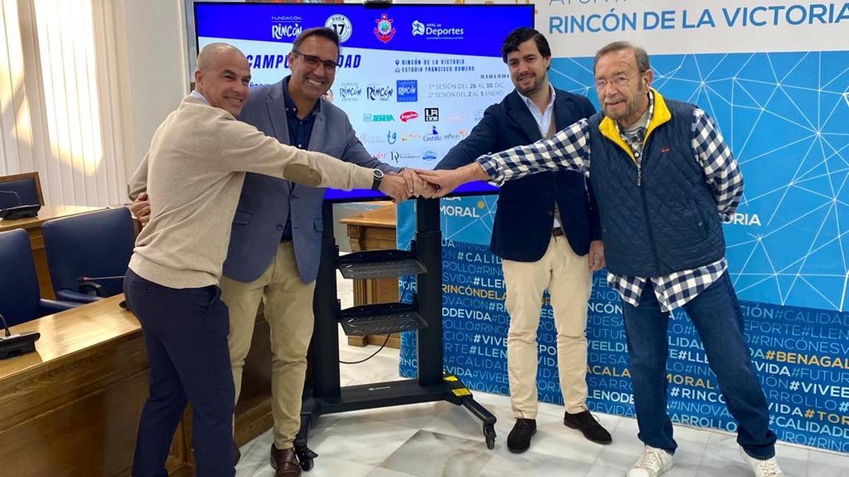 Imagen de la presentación del II Campus de Navidad de fútbol de Rincón de la Victoria.